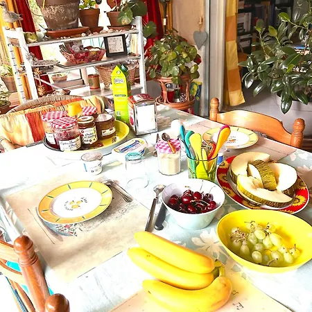 2 Pres De L'aeroport Et Du Meett Bed & Breakfast 2*