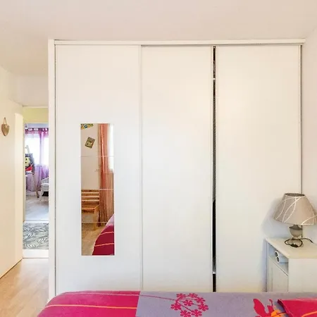 2 Près De L'aéroport Et Du Meett Bed and breakfast