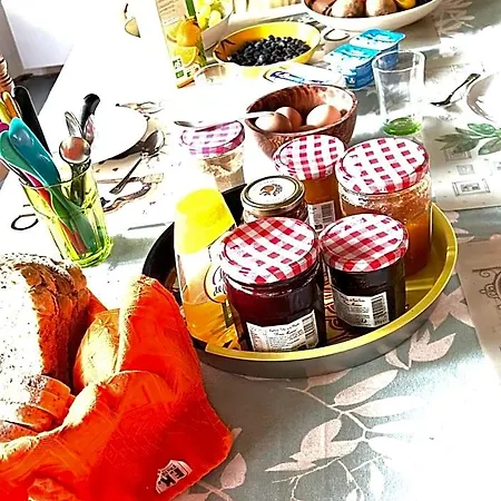 2 Pres De L'aeroport Et Du Meett Frühstückspension 2*